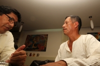 Lunes 25 de noviembre del 2013. Tuxtla Gutiérrez. La única convocante que llego a la conferencia de prensa de las ONGs a favor de la lucha en contra de la violencia hacia las mujeres habla con los medios de comunicación.