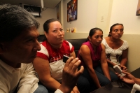 Lunes 25 de noviembre del 2013. Tuxtla Gutiérrez. La única convocante que llego a la conferencia de prensa de las ONGs a favor de la lucha en contra de la violencia hacia las mujeres habla con los medios de comunicación.