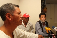 Lunes 25 de noviembre del 2013. Tuxtla Gutiérrez. La única convocante que llego a la conferencia de prensa de las ONGs a favor de la lucha en contra de la violencia hacia las mujeres habla con los medios de comunicación.
