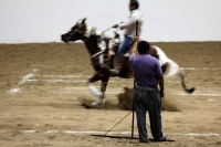 Lunes 17 de octubre del 2016. Tuxtla Gutiérrez. Antes de la inauguración del Foro Chiapas continúan las prácticas de los charros que participaran en el Torneo Nacional de Charrería mientras los trabajadores realizan las últimas soldaduras a la estructura 