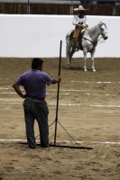 Lunes 17 de octubre del 2016. Tuxtla Gutiérrez. Antes de la inauguración del Foro Chiapas continúan las prácticas de los charros que participaran en el Torneo Nacional de Charrería mientras los trabajadores realizan las últimas soldaduras a la estructura 