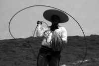 Lunes 17 de octubre del 2016. Tuxtla Gutiérrez. Antes de la inauguración del Foro Chiapas continúan las prácticas de los charros que participaran en el Torneo Nacional de Charrería mientras los trabajadores realizan las últimas soldaduras a la estructura 