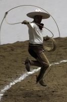Lunes 17 de octubre del 2016. Tuxtla Gutiérrez. Antes de la inauguración del Foro Chiapas continúan las prácticas de los charros que participaran en el Torneo Nacional de Charrería mientras los trabajadores realizan las últimas soldaduras a la estructura 