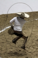 Lunes 17 de octubre del 2016. Tuxtla Gutiérrez. Antes de la inauguración del Foro Chiapas continúan las prácticas de los charros que participaran en el Torneo Nacional de Charrería mientras los trabajadores realizan las últimas soldaduras a la estructura 