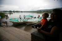 Jueves 9 de septiembre. El malecón de Chiapa de Corzo, mantiene a los turistas a la expectativa de los niveles del río Grijalva, el cual aumenta paulatinamente los niveles de las aguas en las cercanías de los puestos de alimentos de este lugar.