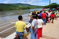 Lunes 6 de septiembre. Pobladores y turistas observan el aumentos del caudal del río Grijalva en el malecón y embarcadero de la ciudad de Chiapa de Corzo, a pesar de que no se cuenta con un informe real de CFE, el desfogue de las presas La Angostura y Chi