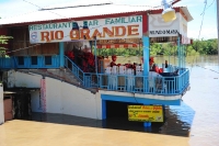 Lunes 6 de septiembre. Pobladores y turistas observan el aumentos del caudal del río Grijalva en el malecón y embarcadero de la ciudad de Chiapa de Corzo, a pesar de que no se cuenta con un informe real de CFE, el desfogue de las presas La Angostura y Chi