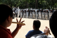 Lunes 7 de agosto del 2017. Chiapa de Corzo. Los manifestantes en contra de la llegada de Peña Nieto Intentan acercarse a las vallas de seguridad que mantiene instaladas elementos de ls corporaciones policiacas de Chiapas. Algunos vehículos donde se trasl