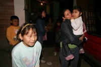 La familia mexicana formada por la pareja Josué Sánchez y Fáhrida Ortiz y los niños Victoria y Yarexi, llegan al aeropuerto de Chiapas después de un largo recorrido desde Haití donde sobrevivieron al desastre de ese país. Esta noche se reúnen con sus fami