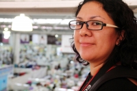 Jueves 27 de agosto del 2015. Tuxtla Gutiérrez. Karenina, fotógrafa chiapaneca presenta su participación en el performance Mírame a los Ojos este medio día en las instalaciones del Mercado del centro de la capital de este estado del sureste de México.