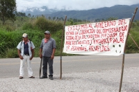 Viernes 31 de agosto del 2012.Ixtapa, Chiapas. Indígenas de la comunidad Chigtón mantienen bloqueada la carretera que conduce la ciudad de Tuxtla Gutiérrez hacia Villahermosa en el tramo carretero entre las ciudad de Ixtapa y Bochil. Exigen la liberación 