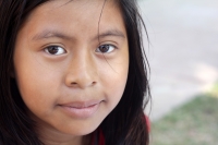 Martes 9 de diciembre del 2014. Tuxtla Gutiérrez. Los niños desplazados de la comunidad de Chigtón se reúnen en un jardín de un centro habitacional en Chiapa de Corzo donde reciben clases en un grupo escolar al aire libre mientras que los adultos expresan