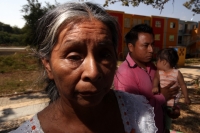 Martes 9 de diciembre del 2014. Tuxtla Gutiérrez. Los niños desplazados de la comunidad de Chigtón se reúnen en un jardín de un centro habitacional en Chiapa de Corzo donde reciben clases en un grupo escolar al aire libre mientras que los adultos expresan