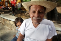 Martes 9 de diciembre del 2014. Tuxtla Gutiérrez. Los niños desplazados de la comunidad de Chigtón se reúnen en un jardín de un centro habitacional en Chiapa de Corzo donde reciben clases en un grupo escolar al aire libre mientras que los adultos expresan
