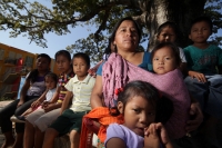 Martes 9 de diciembre del 2014. Tuxtla Gutiérrez. Los niños desplazados de la comunidad de Chigtón se reúnen en un jardín de un centro habitacional en Chiapa de Corzo donde reciben clases en un grupo escolar al aire libre mientras que los adultos expresan