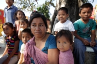 Martes 9 de diciembre del 2014. Tuxtla Gutiérrez. Los niños desplazados de la comunidad de Chigtón se reúnen en un jardín de un centro habitacional en Chiapa de Corzo donde reciben clases en un grupo escolar al aire libre mientras que los adultos expresan