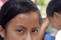 Martes 9 de diciembre del 2014. Tuxtla Gutiérrez. Los niños desplazados de la comunidad de Chigtón se reúnen en un jardín de un centro habitacional en Chiapa de Corzo donde reciben clases en un grupo escolar al aire libre mientras que los adultos expresan