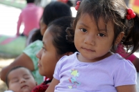 Martes 9 de diciembre del 2014. Tuxtla Gutiérrez. Los niños desplazados de la comunidad de Chigtón se reúnen en un jardín de un centro habitacional en Chiapa de Corzo donde reciben clases en un grupo escolar al aire libre mientras que los adultos expresan
