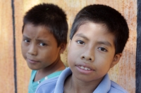 Martes 9 de diciembre del 2014. Tuxtla Gutiérrez. Los niños desplazados de la comunidad de Chigtón se reúnen en un jardín de un centro habitacional en Chiapa de Corzo donde reciben clases en un grupo escolar al aire libre mientras que los adultos expresan