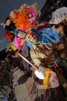 Lunes 7 de marzo. Los danzantes del Caranval Zoque coiteco recorren las calles de Ocosocuautla bailando y gritando dentro de la guerra de talco que caracteriza a esta fiesta de la depresión central del estado de Chiapas.