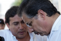Jesús Ortega, dirigente del PRD durante la reunión que sostuvo con militantes en la ciudad de Tuxtla Gutiérrez, habla con Alejandro Gambia líder estatal de este partido en Chiapas.