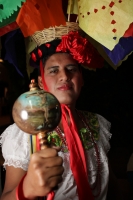 Jueves 8 de enero del 2014. Chiapa de Corzo. Las Chuntaes. Los danzantes vestidos a la usanza de las mujeres de la depresión central de Chiapas bailan y gritan en las calles de esta comunidad ribereña haciendo el llamado a la fiesta, algarabía y arrechura