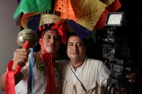 Jueves 8 de enero del 2014. Chiapa de Corzo. Las Chuntaes. Los danzantes vestidos a la usanza de las mujeres de la depresión central de Chiapas bailan y gritan en las calles de esta comunidad ribereña haciendo el llamado a la fiesta, algarabía y arrechura