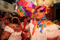 Domingo 8 de enero del 2017. Chiapa de Corzo.  Las Chuntá gritan y bailan al entrar la noche en las calles de esta comunidad de la ribera del Grijalva anunciando el inicio de la Fiesta Grande Chiapas.