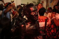 Domingo 8 de enero del 2017. Chiapa de Corzo.  Las Chuntá gritan y bailan al entrar la noche en las calles de esta comunidad de la ribera del Grijalva anunciando el inicio de la Fiesta Grande Chiapas.