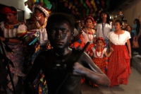 Domingo 8 de enero del 2017. Chiapa de Corzo.  Las Chuntá gritan y bailan al entrar la noche en las calles de esta comunidad de la ribera del Grijalva anunciando el inicio de la Fiesta Grande Chiapas.