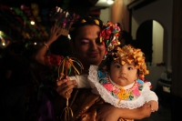 Domingo 8 de enero del 2017. Chiapa de Corzo.  Las Chuntá gritan y bailan al entrar la noche en las calles de esta comunidad de la ribera del Grijalva anunciando el inicio de la Fiesta Grande Chiapas.