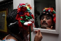 Jueves 8 de enero del 2014. Chiapa de Corzo. Las Chuntaes. Los danzantes vestidos a la usanza de las mujeres de la depresión central de Chiapas bailan y gritan en las calles de esta comunidad ribereña haciendo el llamado a la fiesta, algarabía y arrechura