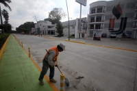 Jueves 17 de noviembre del 2016. Tuxtla Gutiérrez. Dándole una última mano a la nueva ciclo vía en el bulevar Belisario Domínguez
