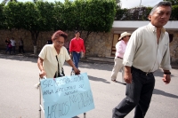 Viernes 5 de octubre del 2012. Tuxtla Gutiérrez, Chiapas. Colonos de La Misión y de Jardines del Pedregal Tercera Sección cierran la calle de la 17 norte donde se ubica la Casa de Gobierno para exigir a las autoridades el cumplimiento de la regularización