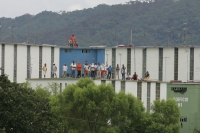 Los presos del penal El Amate en la ciudad de Cintalapa mantienen un motín desde la tarde de este miércoles sitiando las instalaciones las cuales son resguardadas por millar de elementos de las corporaciones policíacas, a la hora no a trascendido una vers