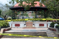 Jueves 30 de abril del 2020. Tuxtla Gutiérrez. Las cintas para evitar que las personas entren al atrio de San Marcos son colocadas de nuevo en el atrio de San Marcos para prevenir posibles contagios por el Coronavirus