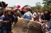 Martes 24 de mayo del 2016. Suchiapa. La Danza del Calalá es representada por los jóvenes de la comunidad quienes recorren las ermitas gritando y acompañando las ofrendas en las fiestas patronales del Corpus Christi.