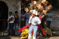 Martes 24 de mayo del 2016. Suchiapa. La Danza del Calalá es representada por los jóvenes de la comunidad quienes recorren las ermitas gritando y acompañando  las ofrendas en las fiestas patronales del Corpus Christi.