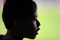 Sábado 18 de octubre del 2014. Tuxtla Gutiérrez. Claroscuros de un niño viendo el fut bol bajo la lluvia.