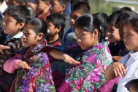 Lunes 20 de agosto del 2012. San Lorenzo Zinacantan. Las niñas indigenas portan con orgullo la vestimenta tradicional de los parajes de Los Altos de Chiapas, los cuales son elaborados en telares rudimentarios en las casas de las artesanas locales. Las jóv