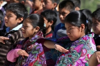 Lunes 20 de agosto del 2012. San Lorenzo Zinacantan. Las niñas indigenas portan con orgullo la vestimenta tradicional de los parajes de Los Altos de Chiapas, los cuales son elaborados en telares rudimentarios en las casas de las artesanas locales. Las jóv Lunes 20 de agosto del 2012. San Lorenzo Zinacantan. Las niñas indigenas portan con orgullo la vestimenta tradicional de los parajes de Los Altos de Chiapas, los cuales son elaborados en telares rudimentarios en las casas de las artesanas locales. Las jóv