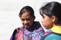 Lunes 20 de agosto del 2012. San Lorenzo Zinacantan. Las niñas indigenas portan con orgullo la vestimenta tradicional de los parajes de Los Altos de Chiapas, los cuales son elaborados en telares rudimentarios en las casas de las artesanas locales. Las jóv