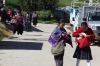Lunes 20 de agosto del 2012. San Lorenzo Zinacantan. Las niñas indigenas portan con orgullo la vestimenta tradicional de los parajes de Los Altos de Chiapas, los cuales son elaborados en telares rudimentarios en las casas de las artesanas locales. Las jóv
