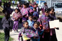 Lunes 20 de agosto del 2012. San Lorenzo Zinacantan. Las niñas indigenas portan con orgullo la vestimenta tradicional de los parajes de Los Altos de Chiapas, los cuales son elaborados en telares rudimentarios en las casas de las artesanas locales. Las jóv