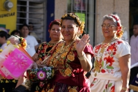 Personas mayores recorren las calles para desfilar durante el encuentro sostenido por un internacional Club Social en Chiapas.