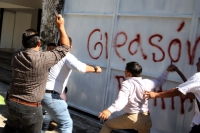 Lunes 27 de noviembre del 2017. Tuxtla Gutiérrez. Militantes de la CNC logran recuperar el edificio del PRi durante la manifestación que sostenÃÂan militantes del municipio de Bochil en la plaza de Santo Domingo donde resultaron varios lesionados durant Lunes 27 de noviembre del 2017. Tuxtla Gutiérrez. Militantes de la CNC logran recuperar el edificio del PRi durante la manifestación que sostenÃÂan militantes del municipio de Bochil en la plaza de Santo Domingo donde resultaron varios lesionados durant