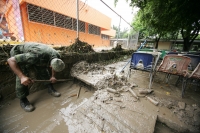 Viernes 20 de agosto. Elementos del ejército mexicano prestan ayuda a las autoridades de educación para la limpieza de varios planteles educativos afectados en sus instalaciones y vehículos por las lluvias de esta semana en la ciudad de Tuxtla Gutiérrez, 