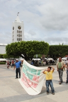 Jueves 21 de junio del 2012. Tuxtla Gutiérrez, Chiapas. Habitantes de la comunidad Rómulo Calzada, afectada en las inundaciones del bajo Grijalva se manifiestan en la plaza central de la ciudad para exigir la construcción de un COBACH que de atención a la