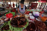 Jueves 19 de marzo del 2015. Chiapa de Corzo. Al inicio de las obras municipales  de infraestructura en el Mercado del Justo Juez, la venta de comida tradicional se traslada a las calles de este pueblo rivereño.