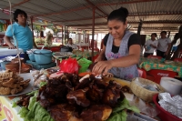 Jueves 19 de marzo del 2015. Chiapa de Corzo. Al inicio de las obras municipales  de infraestructura en el Mercado del Justo Juez, la venta de comida tradicional se traslada a las calles de este pueblo rivereño.